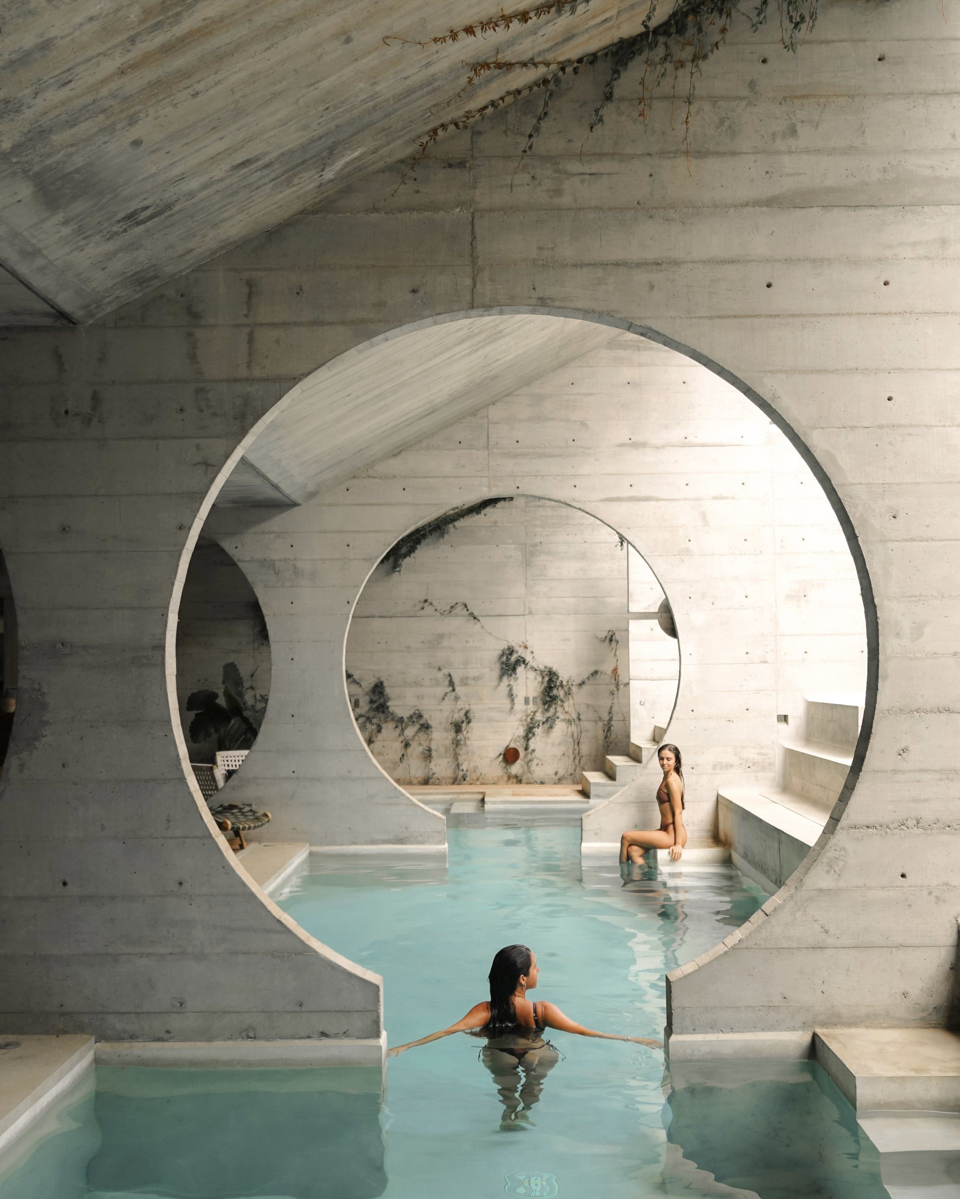 Piscina bajo arcos circulares de hormigón
